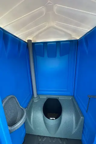 MTM blauw, binnenkant van de cabine met de toiletpot