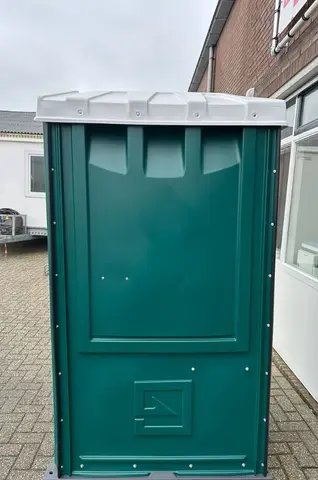 MTM donkergroen, cabine naast een bedrijfspand