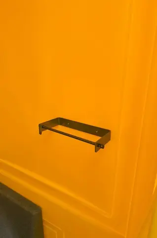 MTM geel, haak aan de binnenwand
