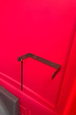 MTM grijs-roze, close-up van een haak aan de roze wand