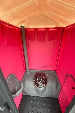 MTM grijs-roze, binnenkant met roze wanden, toilet en urinoir