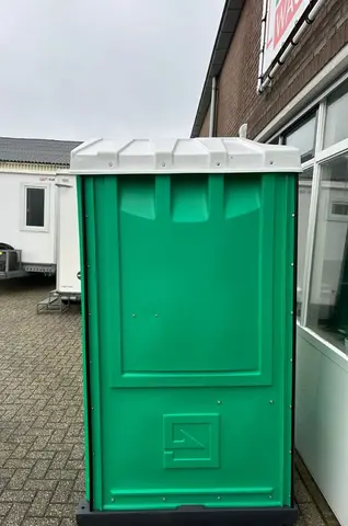 MTM lichtgroen, zijkant naast een bedrijfspand