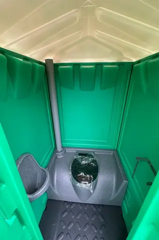 MTM lichtgroen, binnenkant met toilet en urinoir