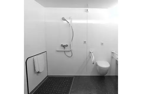 GM C2800 Handicap Douche, badkamer met een open douche en steunbeugels voor extra toegankelijkheid