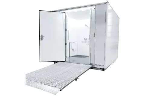 GM C2800 Handicap Douche, witte container met een open deur en een brede oprijplaat