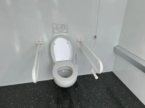 MIVA-toiletcontainer, binnenkant met aangepast toilet en opklapbare tafel