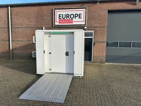 MIVA-toiletcontainer, open voor een werkplaatsingang