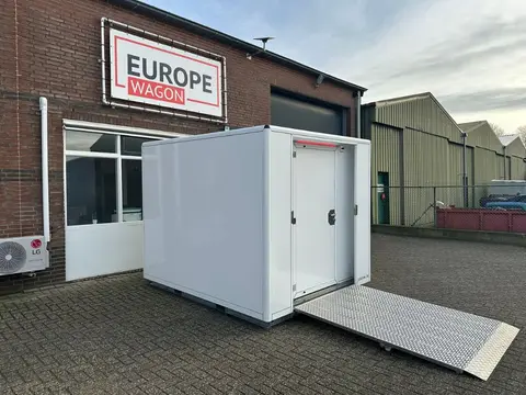 MIVA-toiletcontainer, buiten met openstaande deur en oprijplaat