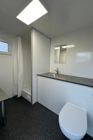 EW240, kleine badkamer met douche, wastafel en toilet