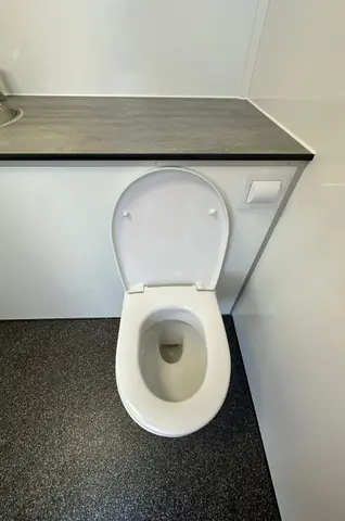 EW240, witte toiletpot met open deksel