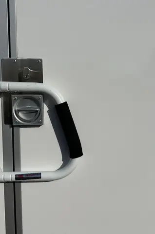 Mobiele woonunit 570 2A, witte deur met metalen hendel en zwart handvat
