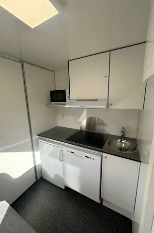 Mobiele woonunit 570 2A, kleine lichte keuken met spoelbak, koelkast en magnetron
