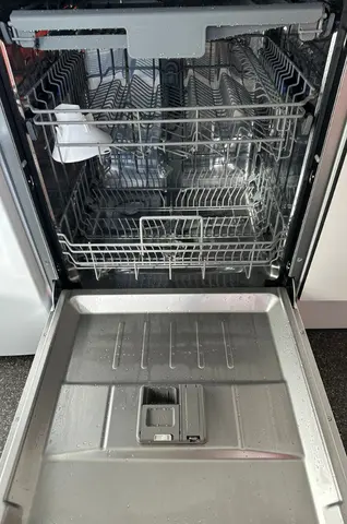 Mobiele woonunit 570 2A, open vaatwasser met lege rekken