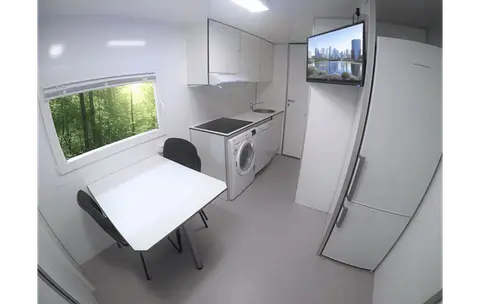 Mobiele woonunit 730 3A, woonkamer en keuken met tv