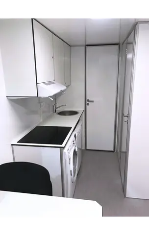 Mobiele woonunit 730 3A, keuken met wasmachine en afzuigkap