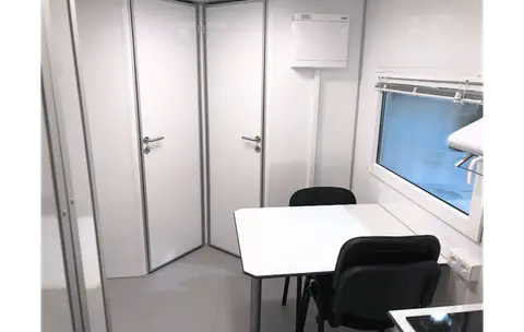 Mobiele woonunit 730 3A, eettafel en twee deuren