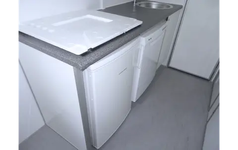 Mobiele woonunit 730 4A, keukenblok met koelkast en vaatwasser