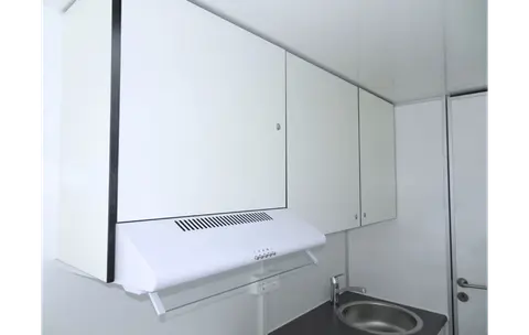 Mobiele woonunit 730 4A, keukenblok met opbergruimte en afzuigkap