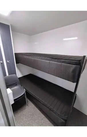Mobiele woonunit 730 Flex, slaapkamer met stapelbed en kast