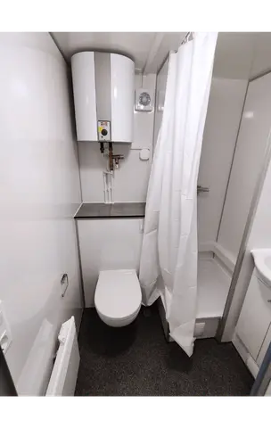 Mobiele woonunit 730 Flex, badkamer met toilet, douche en boiler