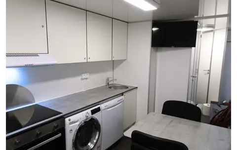 Mobiele woonunit 900 3A, keuken met tv en tafel