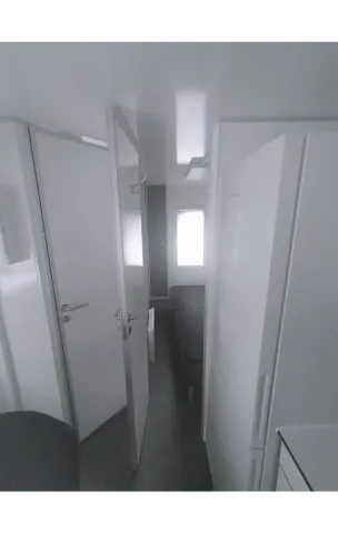 Mobiele woonunit 900 4A, slaapkamerdeur op een kier