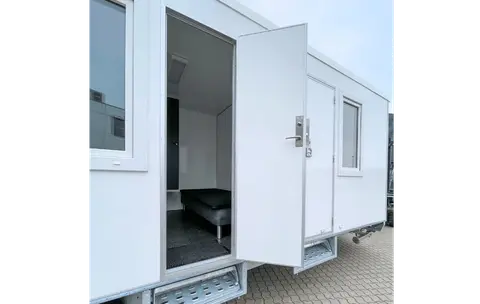 Mobiele woonunit 900 6A, slaapcabine met open deur