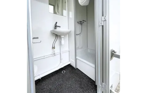 Mobiele woonunit 900 6A, badkamer met douche, toilet en wasbak