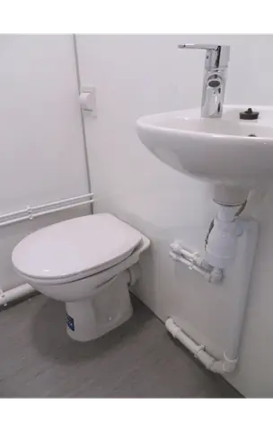 Mobiele woonunit 900 Flex, badkamer met toilet en wasbak