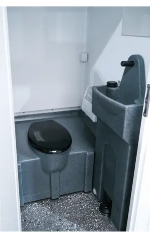 Polar Baltic, toilet en wasbak