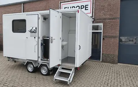 Schaftwagen met spoeltoilet, deuren open