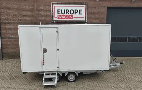 Schaftwagen met spoeltoilet, achterkant met gesloten deur