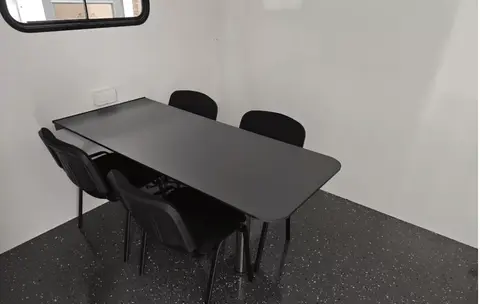 Schaftwagen met spoeltoilet, tafel