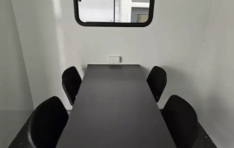 Schaftwagen met spoeltoilet, lange tafel