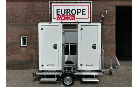Toiletaanhanger met 2 Polar-cabines, vooraanzicht
