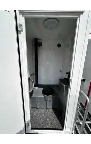 Toiletaanhanger met 2 Polar-cabines, toilet