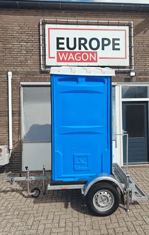 Toiletaanhanger, met de toiletcabine erop