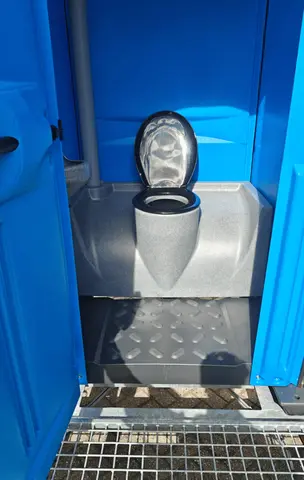 Toiletaanhanger, toiletcabine met de deur open