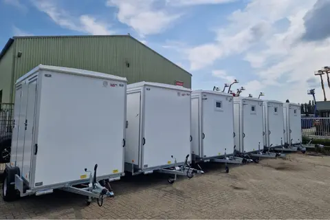 Vacuüm toiletwagen DL11, zes wagens op een rij voor een loods