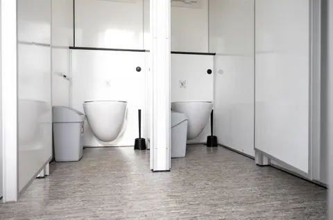 Vacuüm toiletwagen DL212, binnenkant met twee toiletten