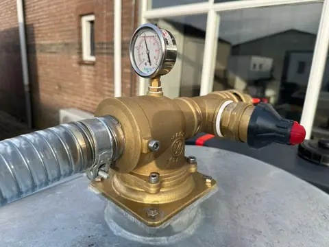 FL2200, messing koppeling met drukmeter op de tank
