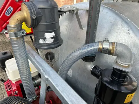 FL2200, slangen en koppelingen tussen motor en tank