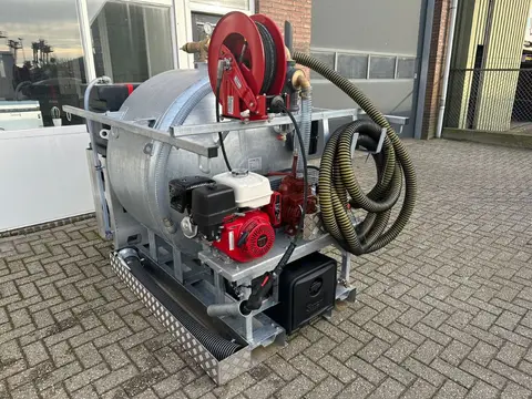 FL2200, schuin vooraanzicht met slanghaspel en zuigslang