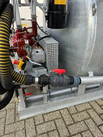 FL2200, aansluitslang aan de metalen tank