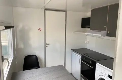 Mobiele woonunit DL730, keuken met wasmachine, oven en koelkast