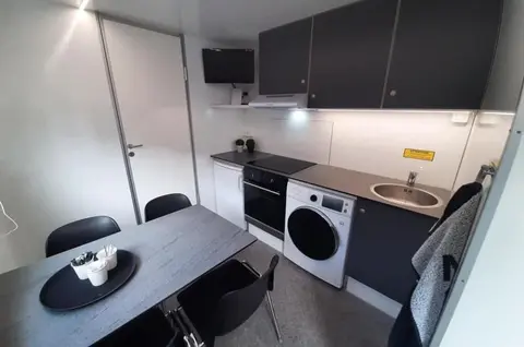 Mobiele woonunit DL730, keuken en deur