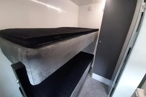 Mobiele woonunit DL730, slaapkamer met stapelbed