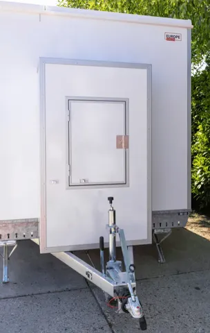 Mobiele woonunit DL732, voorkant met dissel